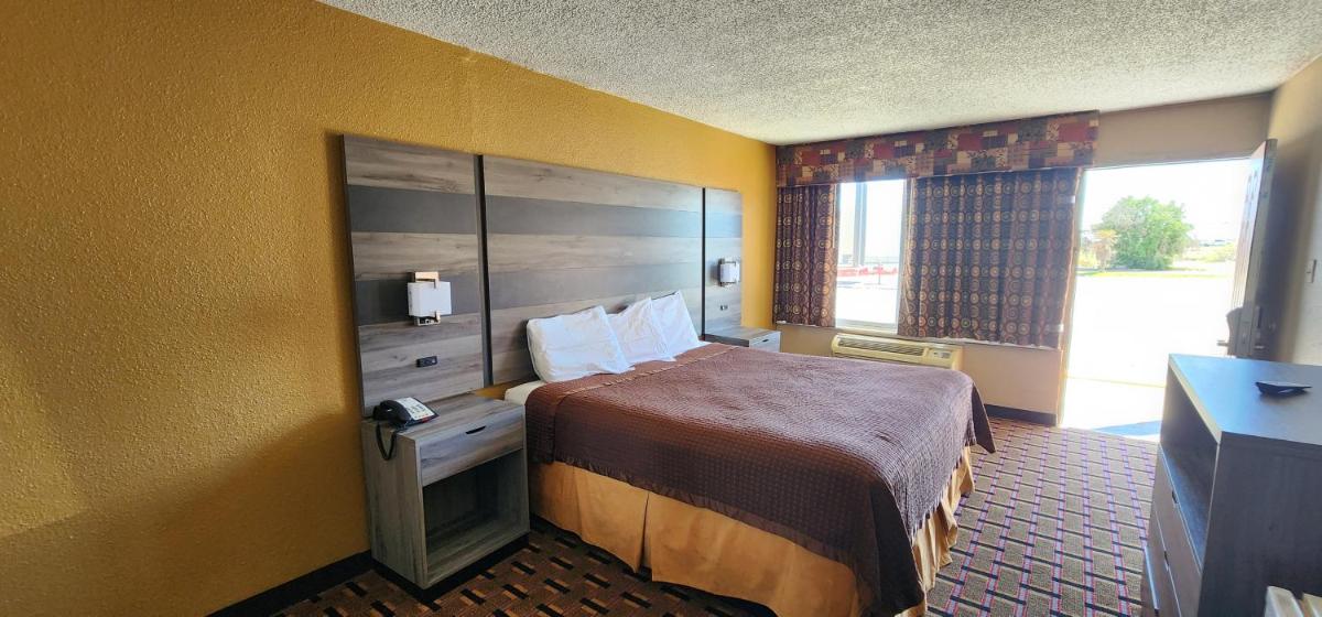 Super 7 Inn - image 5