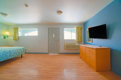 HomeTowne Studios by Red Roof Midland - image 11