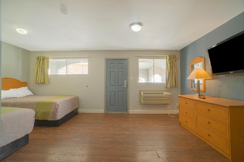 HomeTowne Studios by Red Roof Midland - image 20