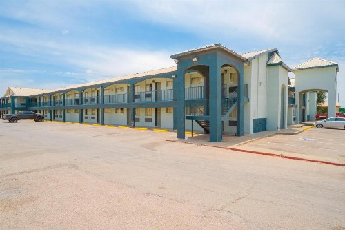 HomeTowne Studios by Red Roof Midland - image 21