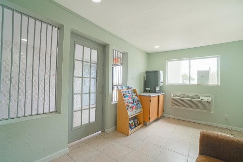 HomeTowne Studios by Red Roof Midland - image 28