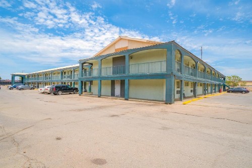 HomeTowne Studios by Red Roof Midland - image 29