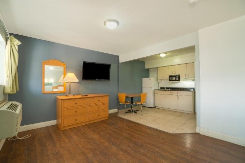 HomeTowne Studios by Red Roof Midland - image 3