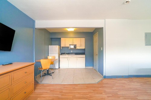 HomeTowne Studios by Red Roof Midland - image 32