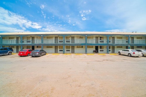 HomeTowne Studios by Red Roof Midland - image 33