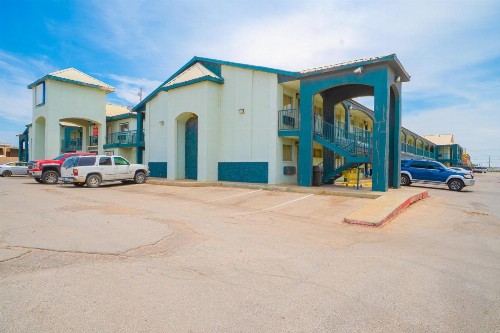 HomeTowne Studios by Red Roof Midland - image 36