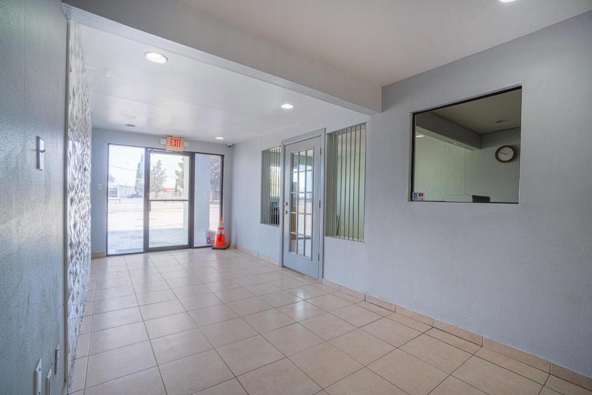 HomeTowne Studios by Red Roof Midland - image 4