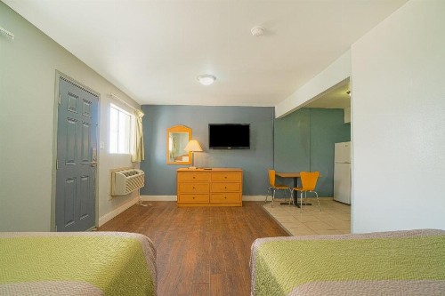 HomeTowne Studios by Red Roof Midland - image 45