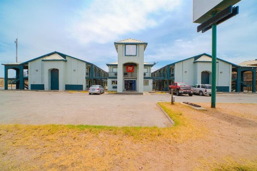 HomeTowne Studios by Red Roof Midland - image 46