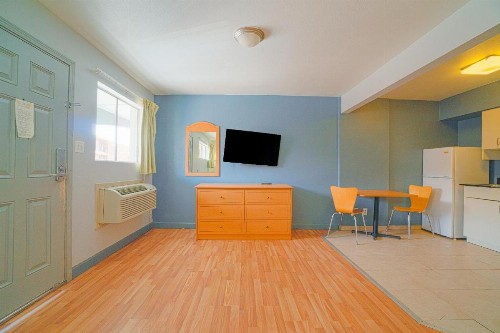 HomeTowne Studios by Red Roof Midland - image 47