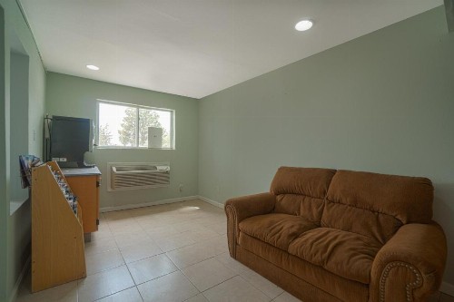 HomeTowne Studios by Red Roof Midland - image 48