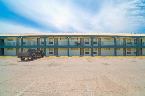 HomeTowne Studios by Red Roof Midland - image 7