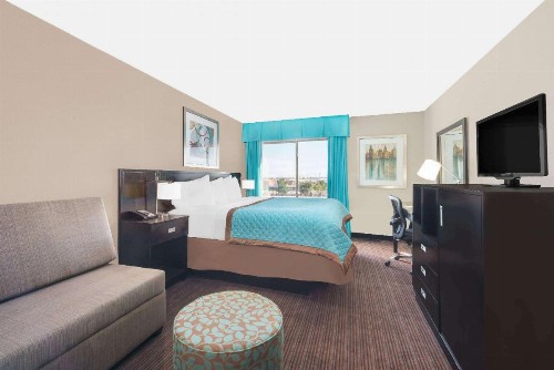 Wyndham Garden - image 2