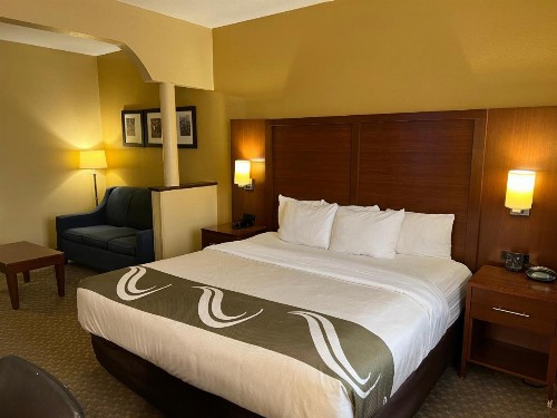 Quality Suites Midland - image 1