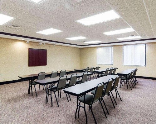 Quality Suites Midland - image 19