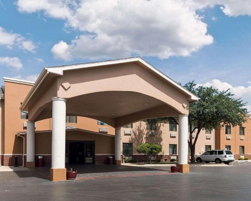 Quality Suites Midland - image 2