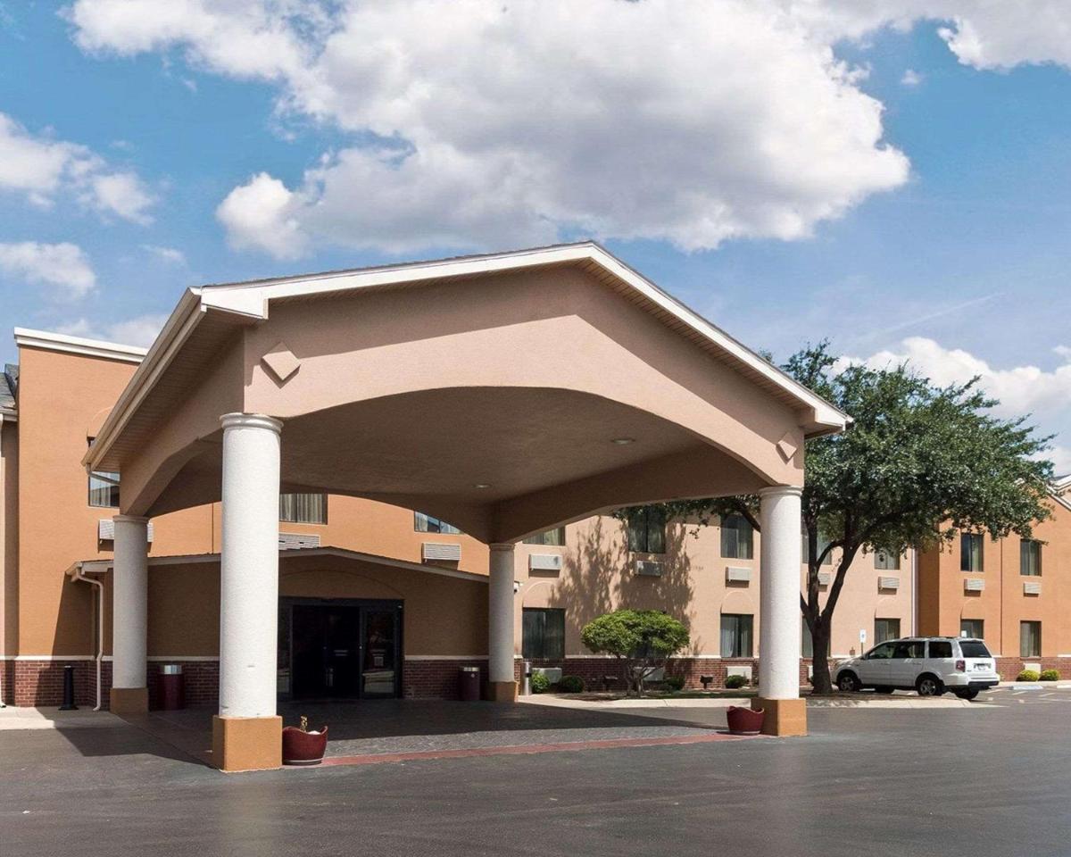 Quality Suites Midland - image 2