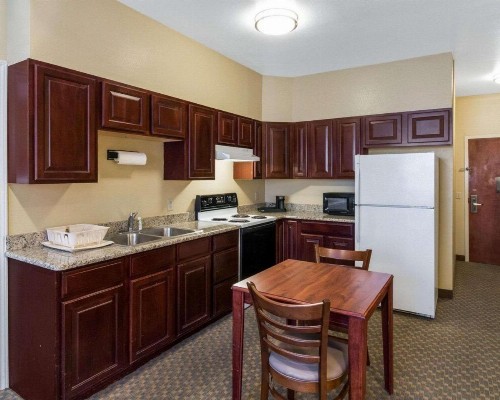 Quality Suites Midland - image 9