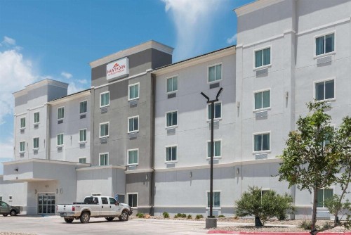 Hawthorn Suites by Wyndham Midland - image 1