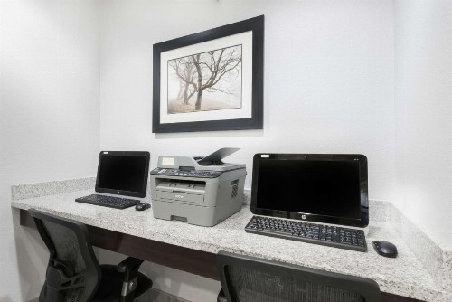 Hawthorn Suites by Wyndham Midland - image 2