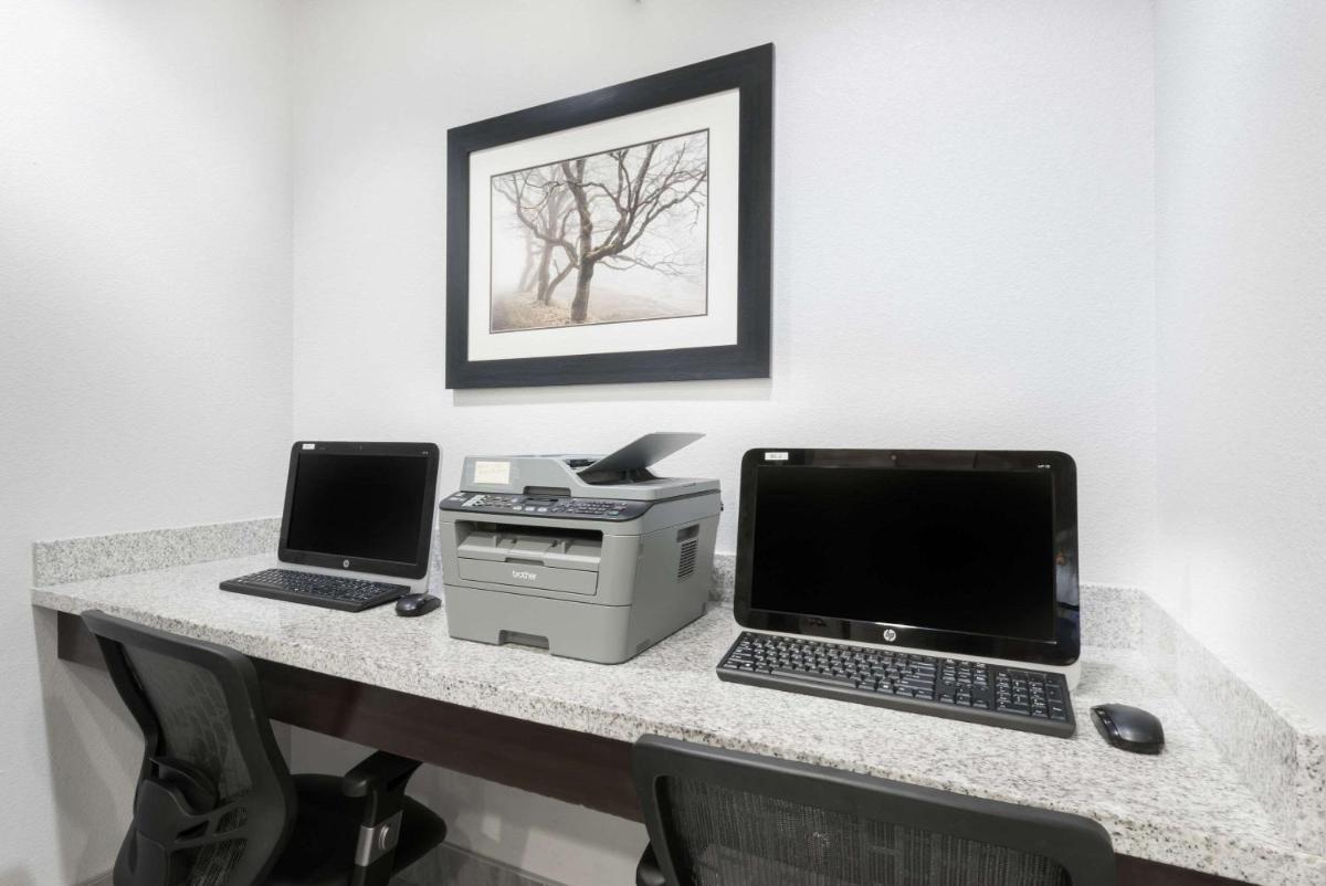 Hawthorn Suites by Wyndham Midland - image 2