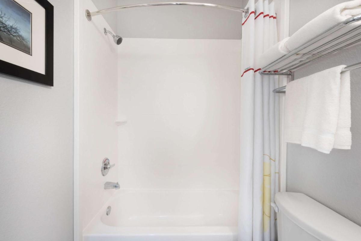 Hawthorn Suites by Wyndham Midland - image 3