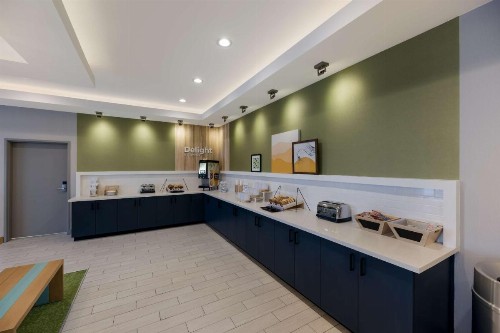 Super 8 by Wyndham Midland South - image 10