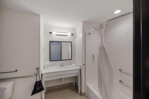 Super 8 by Wyndham Midland South - image 16