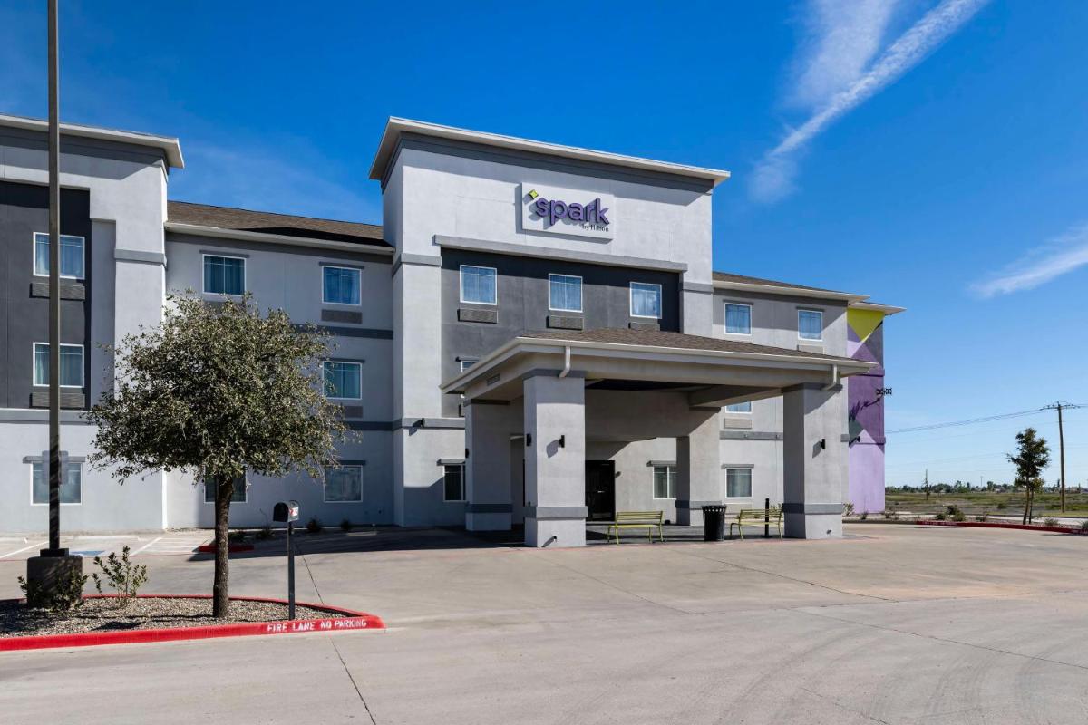 Super 8 by Wyndham Midland South - image 2