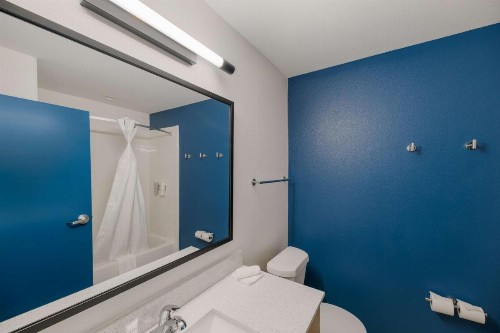 Super 8 by Wyndham Midland South - image 21
