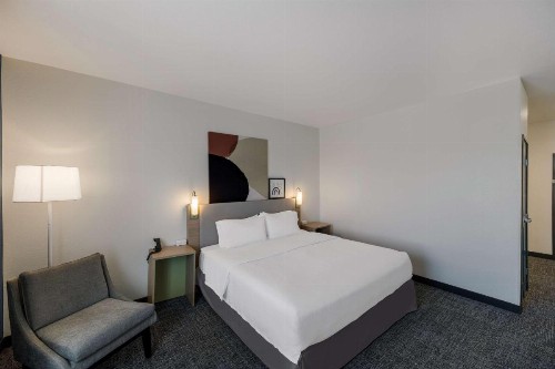 Super 8 by Wyndham Midland South - image 22
