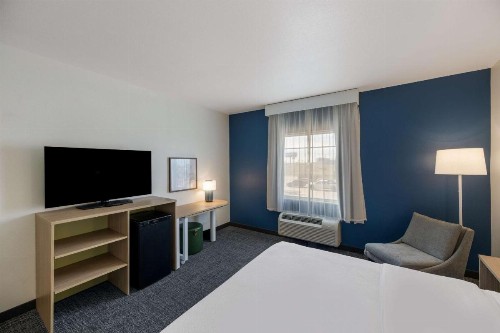 Super 8 by Wyndham Midland South - image 24