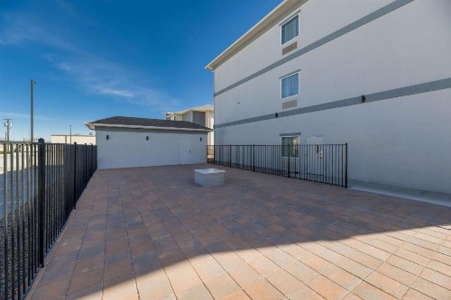 Super 8 by Wyndham Midland South - image 3