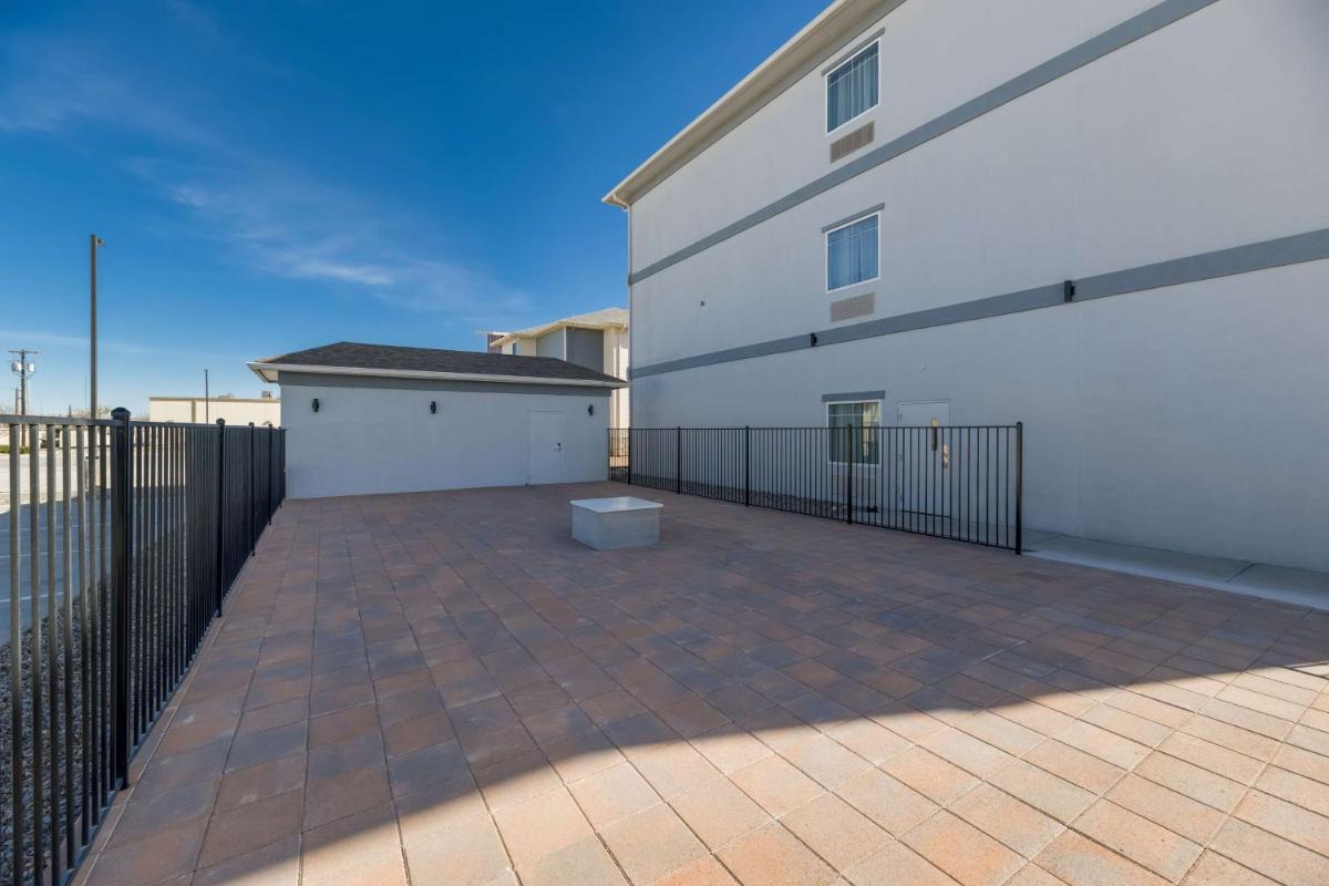Super 8 by Wyndham Midland South - image 3