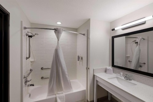 Super 8 by Wyndham Midland South - image 30