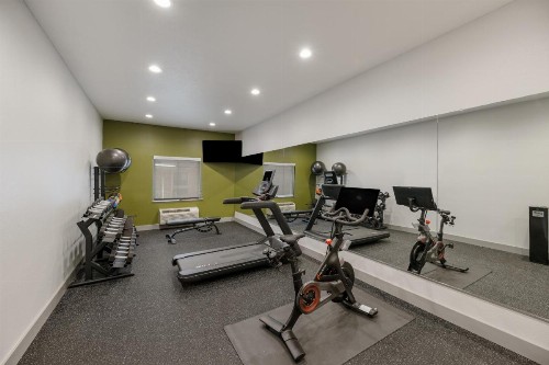 Super 8 by Wyndham Midland South - image 38