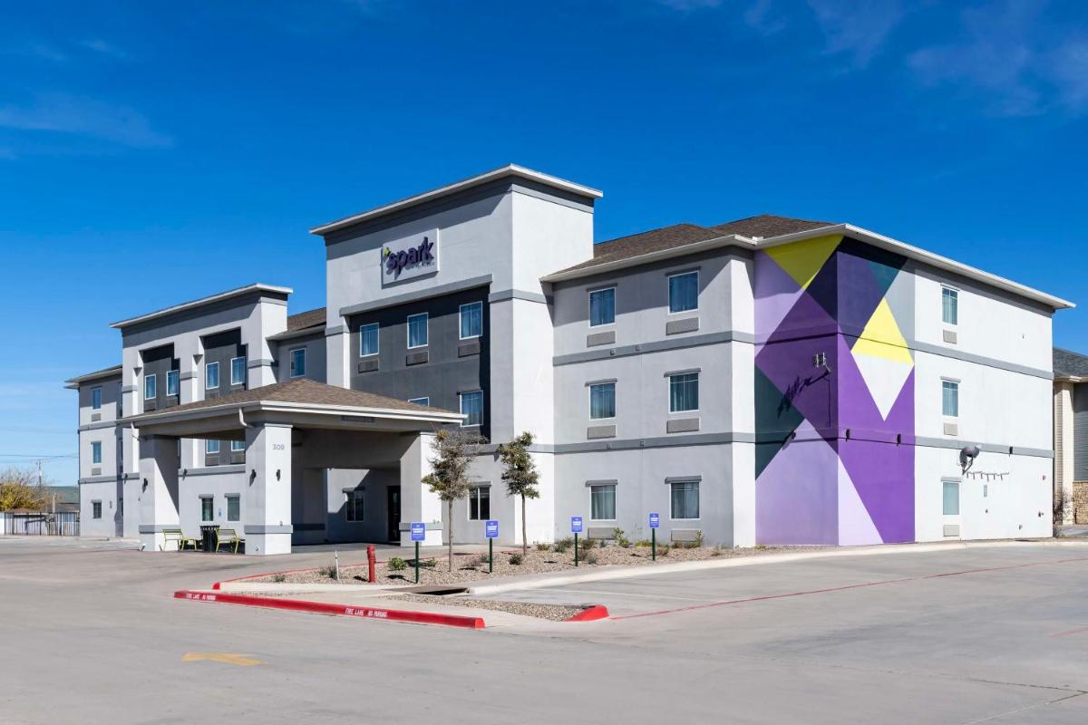 Super 8 by Wyndham Midland South - image 4