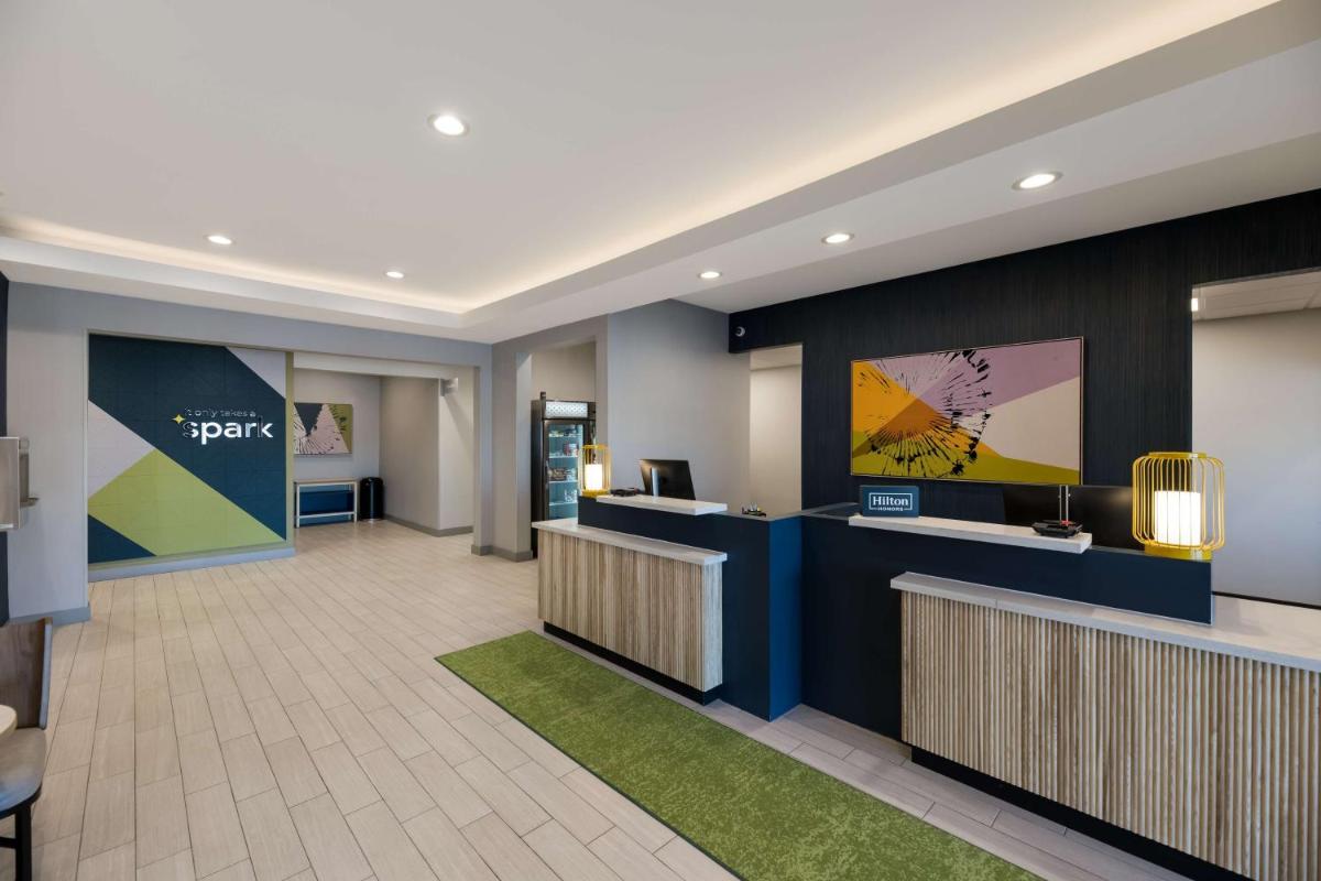 Super 8 by Wyndham Midland South - image 6