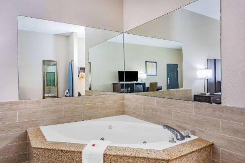 Baymont by Wyndham Midway - image 11