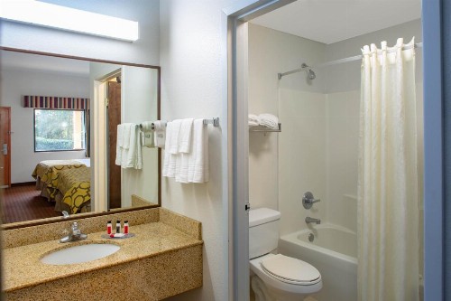Baymont by Wyndham Midway - image 34