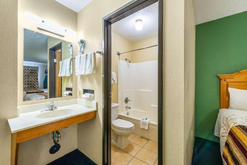 Rodeway Inn - image 5