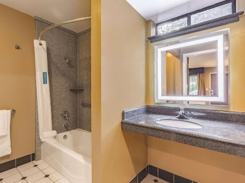 La Quinta by Wyndham San Francisco Airport West - image 30