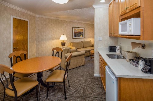 SFO Airport Hotel El Rancho Inn Signature Collection - image 16