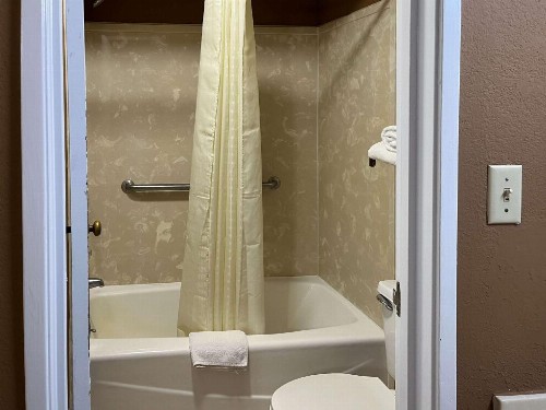 Admiralty Suites & Inn - Millington - image 10