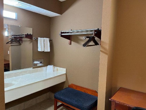 Admiralty Suites & Inn - Millington - image 11