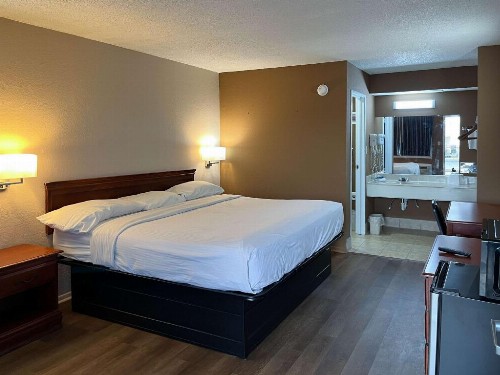 Admiralty Suites & Inn - Millington - image 14