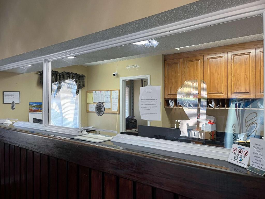 Admiralty Suites & Inn - Millington - image 2