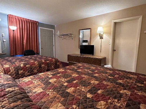 Pamola Motor Lodge - image 10