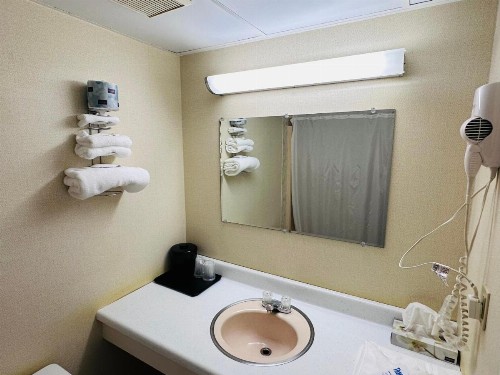 Pamola Motor Lodge - image 20
