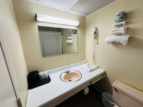 Pamola Motor Lodge - image 24